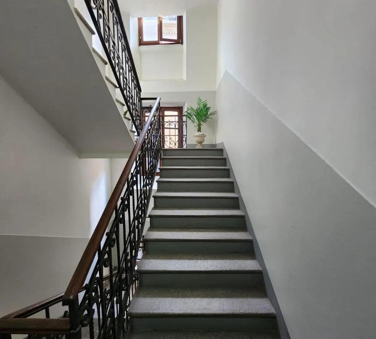 Casa Luini - New, Welcoming And Modern Apartment In The Historic Centre Of Como, With 2 Bedrooms And 1 Complete Bathroom And A Fully Equipped Kitchen