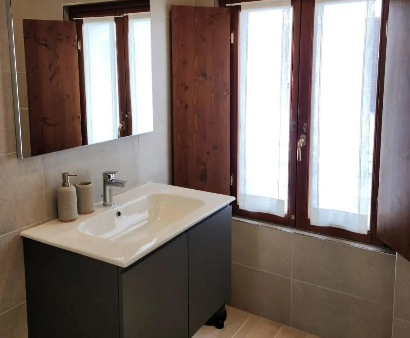 Casa Luini - New, Welcoming And Modern Apartment In The Historic Centre Of Como, With 2 Bedrooms And 1 Complete Bathroom And A Fully Equipped Kitchen